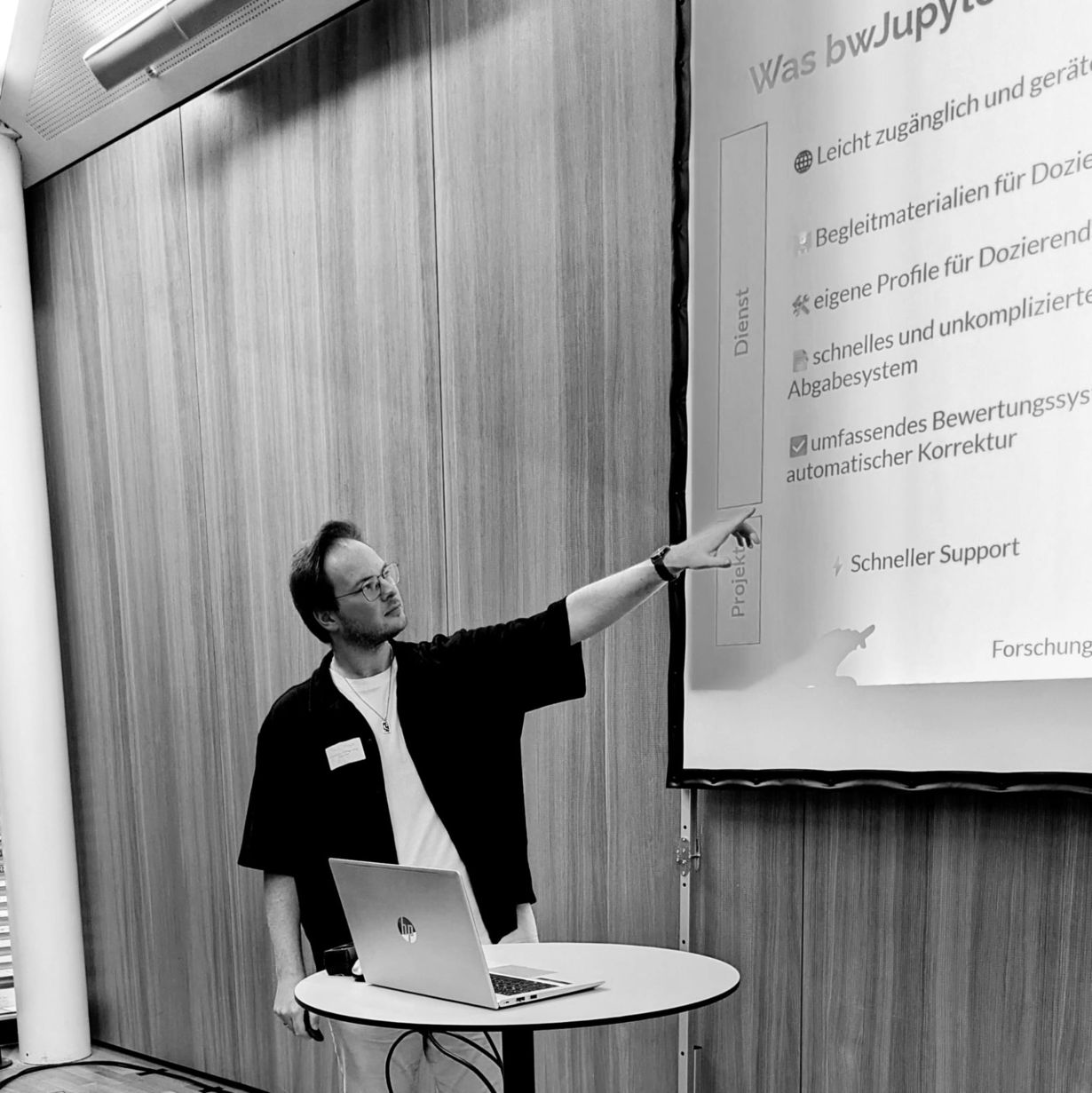 Schwarze Olympia-Schreibmaschine mit eingespannter Seite und dem Wort „News“ im Schriftbild.